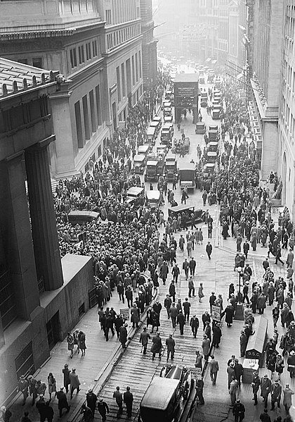 Crowd_outside_nyse