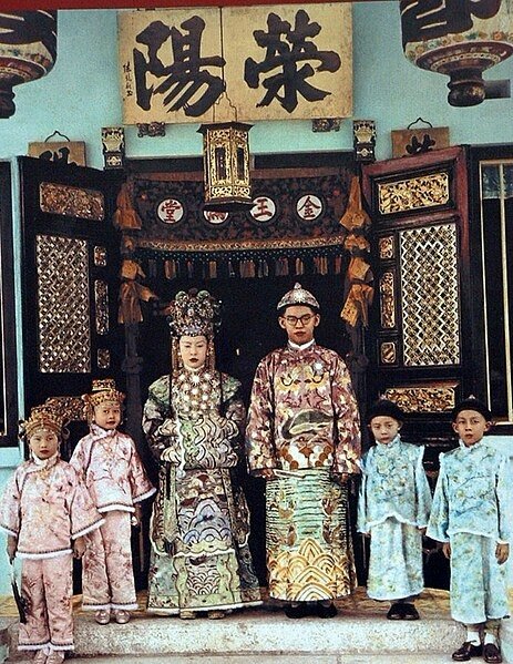 清日早期台灣的婚禮-新郎禮服本為正七品官的官服，使用時須繳納