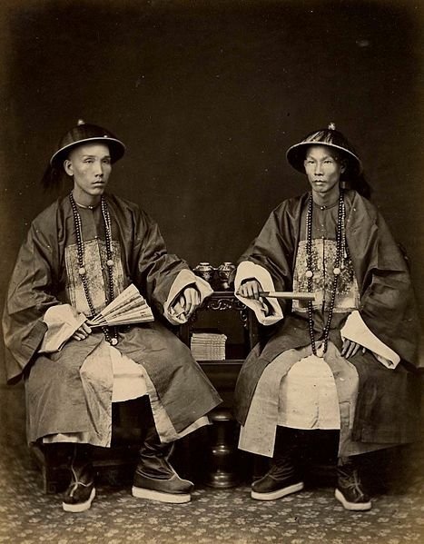 清日早期台灣的婚禮-新郎禮服本為正七品官的官服，使用時須繳納
