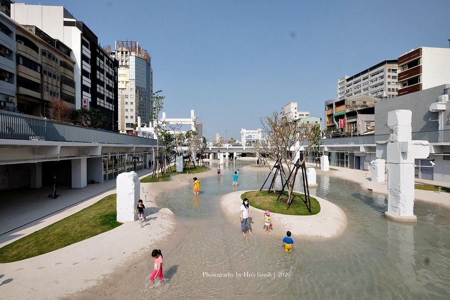 台南新景點2020台南河樂廣場～台南最大親水廣場免費玩水！世界7大最期待公園藏潟湖，夢幻日夜水中倒影3.JPG