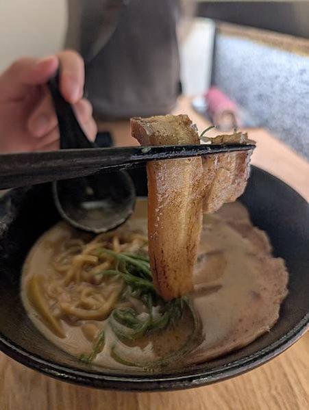 【土城美食】濃郁好喝的豚骨拉麵~裝潢極簡雅致，還有入口即化的