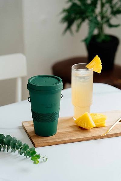 【圖說：Smille提供貼心的飲料服務模式，選購蜜樂酥並攜帶環保杯，便會獲得Smille招待的特調消暑飲品。】