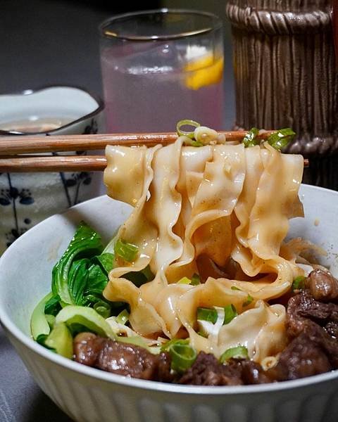 又發現一家餐點好吃、酒不雷的酒吧！日式漢堡排、剝皮辣椒雞湯超