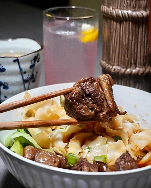 又發現一家餐點好吃、酒不雷的酒吧！日式漢堡排、剝皮辣椒雞湯超