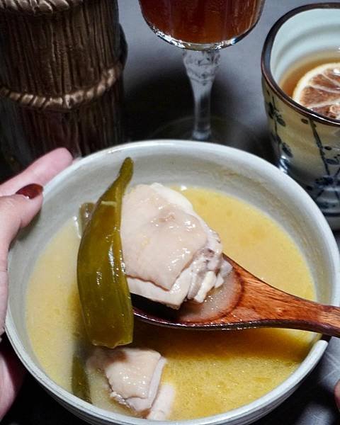 又發現一家餐點好吃、酒不雷的酒吧！日式漢堡排、剝皮辣椒雞湯超