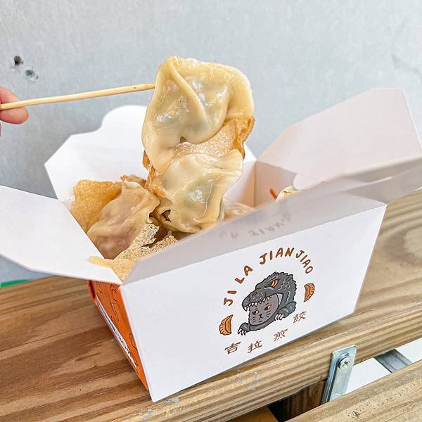 【高雄左營】Ｑ吉拉＞小吃結合柑仔店～童趣滿分的可愛餐車！
