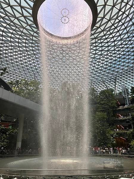 新加坡室內景點推薦 | 就在樟宜機場旁邊！星耀樟宜看室內大瀑