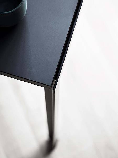 pk52a-student-desk-black-laminate-detail