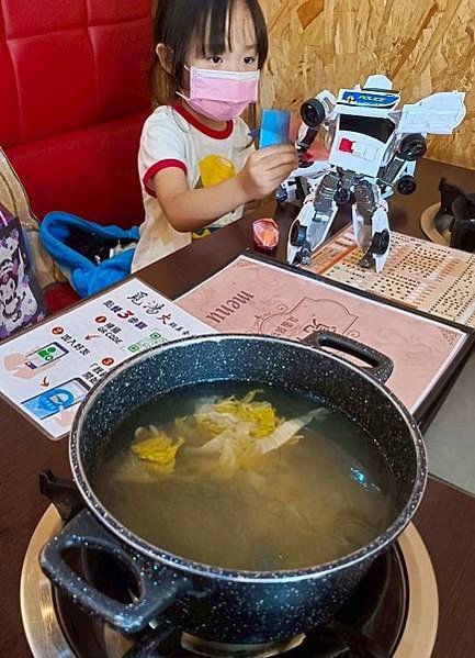 【覓湯】帶點宮崎駿味的療癒系鍋物空間｜必吃老闆親上菜的私房石