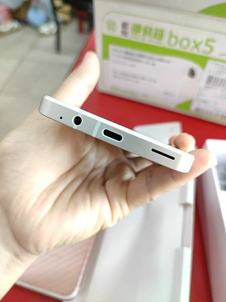 防摔又防水  超輕手機推薦  - SHARP AQUOS s
