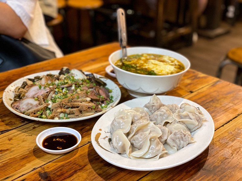 龍門客棧餃子館｜老饕都會去的排隊老店，水餃、滷味的美味，在台