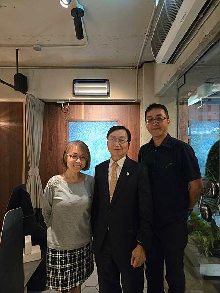 ★李永然律師與兩位中正高中的學弟妹餐敘，相談甚歡