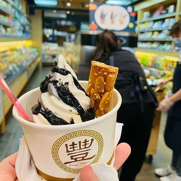 堅果老店的濃郁芝麻霜淇淋~張豐盛商行