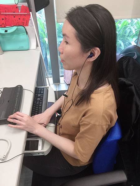 （圖說：因著電服員的工作，鑽研法規成為黃雅絹的興趣。）