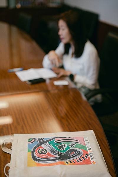 BINL9711圖說：羅尤美支持身心障礙者相關產品，圖為畫作手提袋。