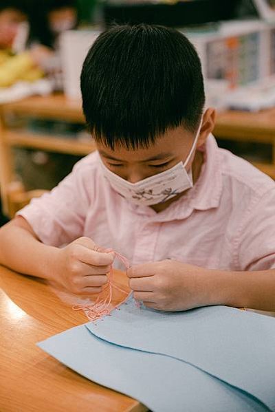 0215圖說：縫製包包送給媽媽當母親節禮物。