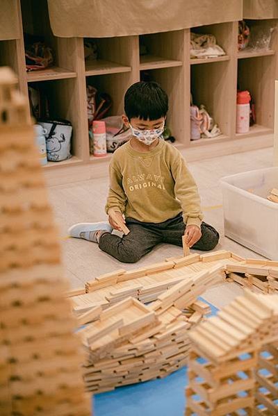 0156圖說：孩子用積木蓋基隆港和長榮桂冠酒店。