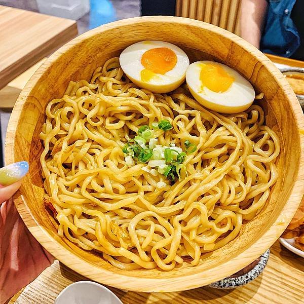 《台中》排隊小吃大師兄銷魂麵舖，麻辣半筋半肉、清燉半筋半肉，