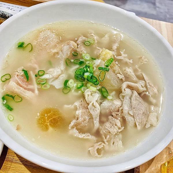 《台中》排隊小吃大師兄銷魂麵舖，麻辣半筋半肉、清燉半筋半肉，