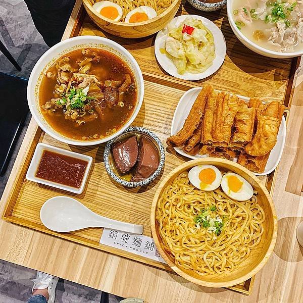 《台中》排隊小吃大師兄銷魂麵舖，麻辣半筋半肉、清燉半筋半肉，