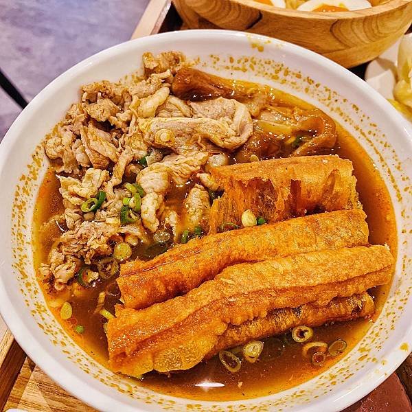 《台中》排隊小吃大師兄銷魂麵舖，麻辣半筋半肉、清燉半筋半肉，