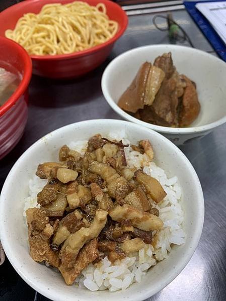 2023台中美食推薦》知名宵夜場美食，美村路松香爌肉飯：罪惡控肉與熱騰騰米飯的搭擋！俯拾即得的平價美味，又油又香才是爌肉飯靈魂_230130_6