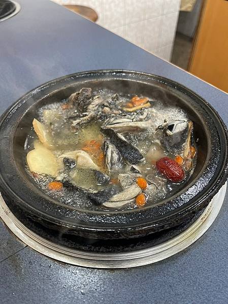 2023台中美食推薦》阿里郎迷你火鍋：鄰近教育大學，網友評價爆棚小火鍋！必點燒酒雞和蒜頭雞，倒入一整瓶米酒，噴火燒滾滾，讓你吃到流汗的濃純美味 (3)