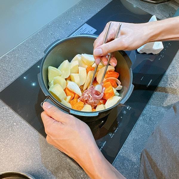 作法教學）日本人做的正宗日式馬鈴薯燉肉。甜甜的紅蘿蔔、馬鈴薯