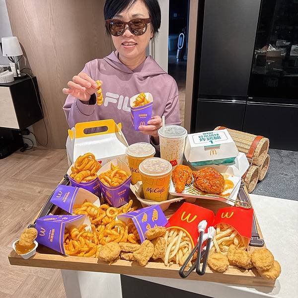 餓了8小時抽完血的放縱日我媽買了一堆麥當勞捲捲薯條但韓風炸雞