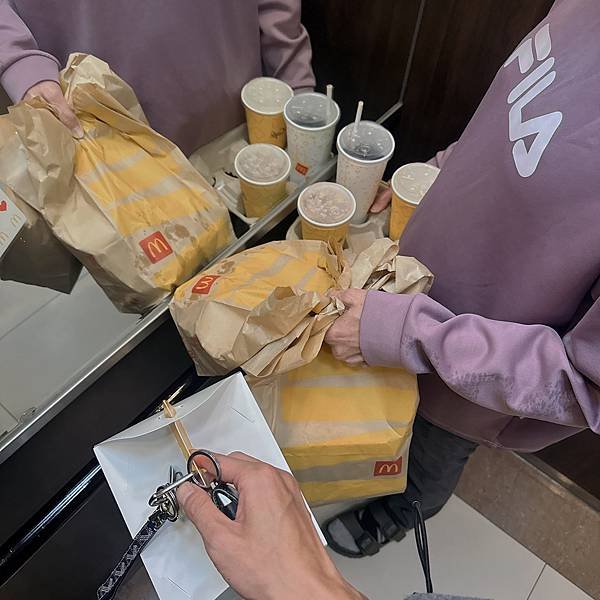餓了8小時抽完血的放縱日我媽買了一堆麥當勞捲捲薯條但韓風炸雞