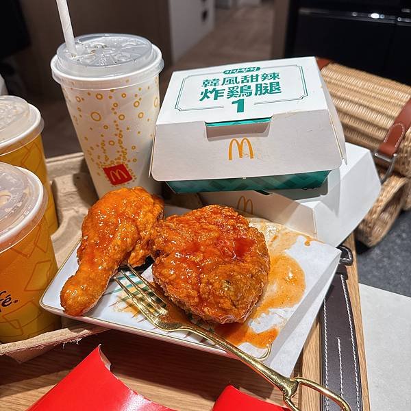 餓了8小時抽完血的放縱日我媽買了一堆麥當勞捲捲薯條但韓風炸雞