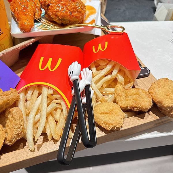 餓了8小時抽完血的放縱日我媽買了一堆麥當勞捲捲薯條但韓風炸雞