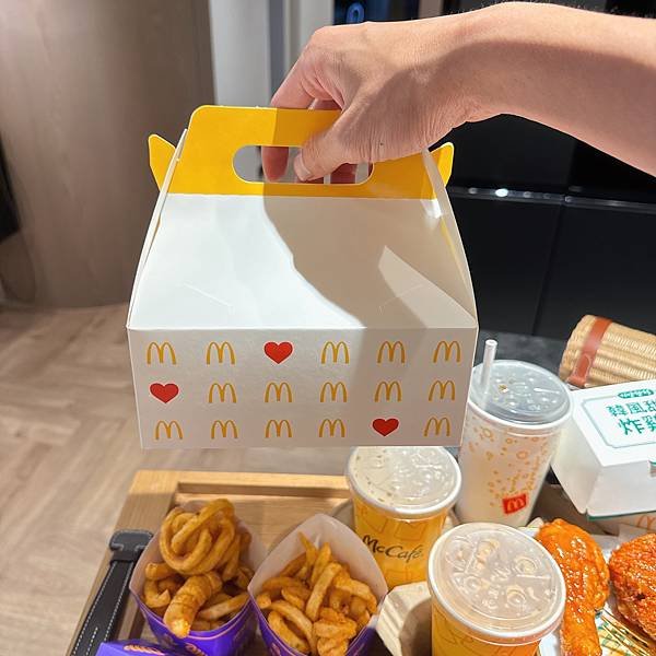 餓了8小時抽完血的放縱日我媽買了一堆麥當勞捲捲薯條但韓風炸雞
