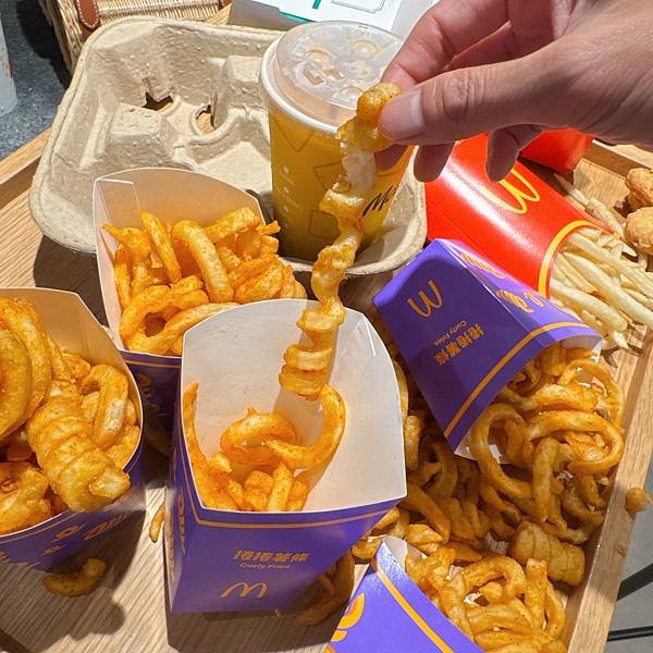餓了8小時抽完血的放縱日我媽買了一堆麥當勞捲捲薯條但韓風炸雞
