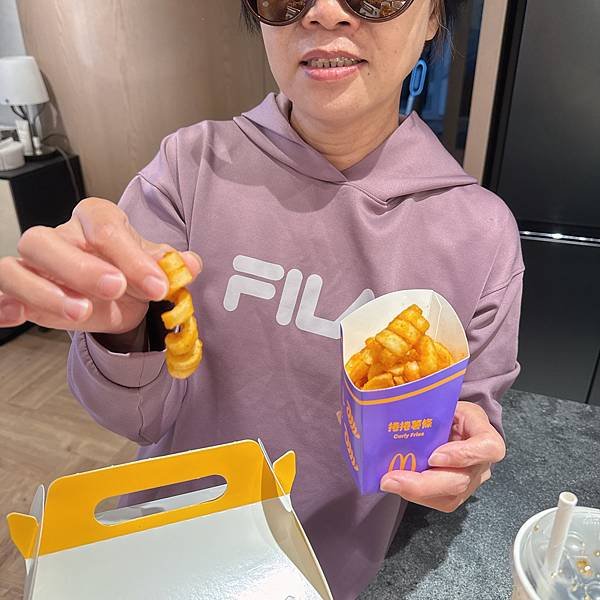 餓了8小時抽完血的放縱日我媽買了一堆麥當勞捲捲薯條但韓風炸雞