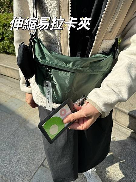 出遊包包推薦: Piccoloo可折疊收納旅行用半月尼龍包