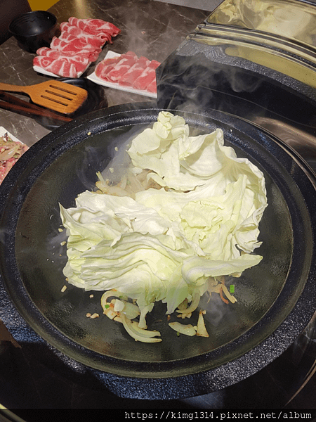 蘆洲火鍋推薦石寨自助石頭火鍋,肉肉控絕對不能錯過一盤100元