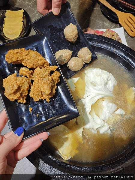 蘆洲火鍋推薦石寨自助石頭火鍋,肉肉控絕對不能錯過一盤100元