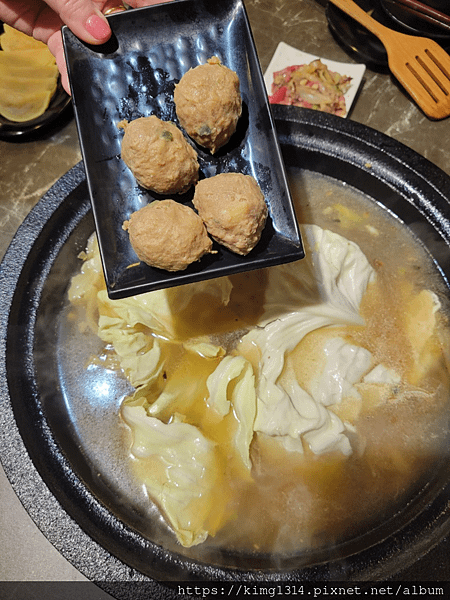 蘆洲火鍋推薦石寨自助石頭火鍋,肉肉控絕對不能錯過一盤100元