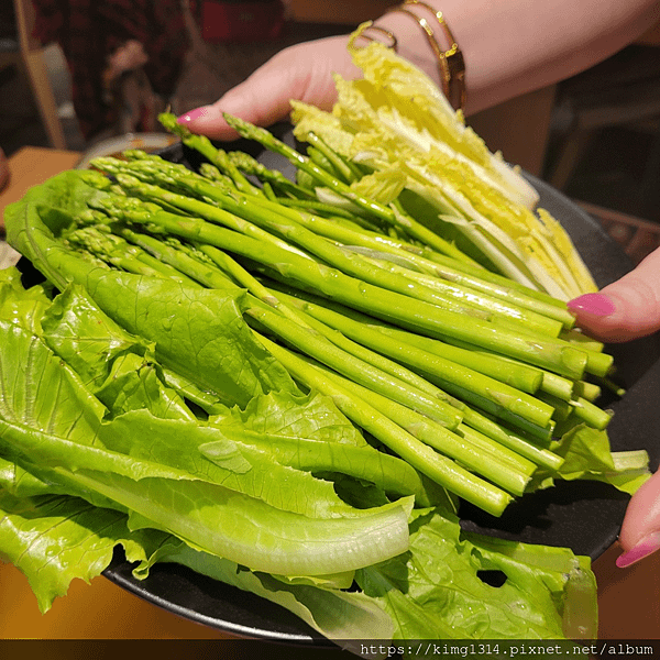 桃園吃到飽推薦-呀屋火鍋烤串吃到飽,平價鴛鴦鍋串燒及啤酒讓無