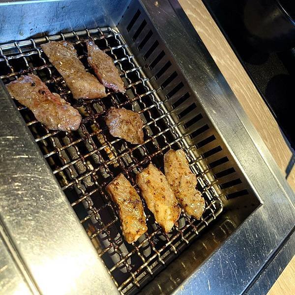 【好吃】基隆潮境公園美食新發現！燒肉Smile海景第一排，邊