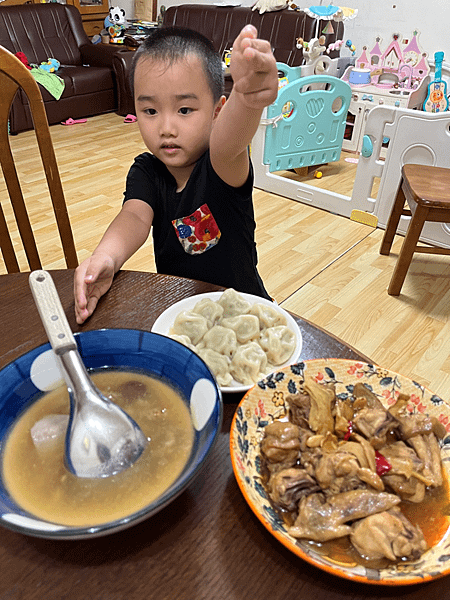 體驗文｜好吃的有春茶館/有春商城 冷凍組合包(蔥多多水餃/排骨酥芋頭米粉湯/台味三杯雞)