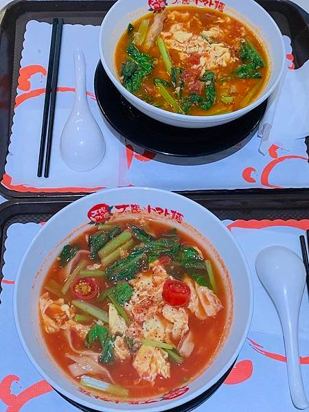 [台北]捷運劍南站-美麗華百貨B1美食街內-太陽蕃茄拉麵(葷