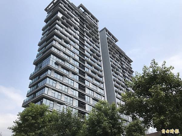 曾以每坪逾600萬元，創下北市住三土地新高單價的微風停車場，已由潤泰創新蓋成指標豪宅「潤泰敦峰」，第一戶交屋樓層首度曝光，為20樓，買家為法人日太實業，拆算每坪單價超過200萬元，順利成為「單價200萬豪宅俱樂部」的最新成員。（記者徐義平攝）.jpg
