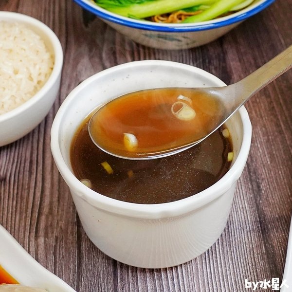 新馬小廚：台中海南雞飯推薦，老闆是馬來西亞人，新加坡叻沙麵、