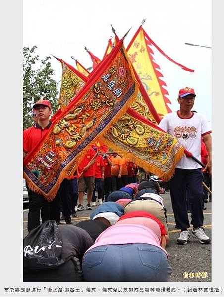 嘉義縣布袋鎮新塭嘉應廟舉行「衝水路迎客王」祭典，轎夫們扛神轎