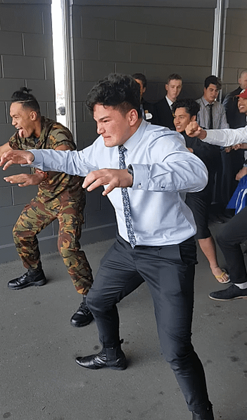 「哈卡」舞（Haka）是紐西蘭原住民毛利人毛利戰舞。不止在喪