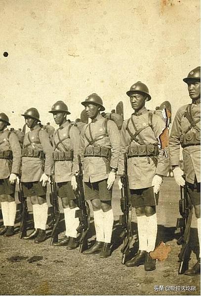 法國亞德里安鋼盔1915年/普魯士軍盔在1842年“尖頂帽”