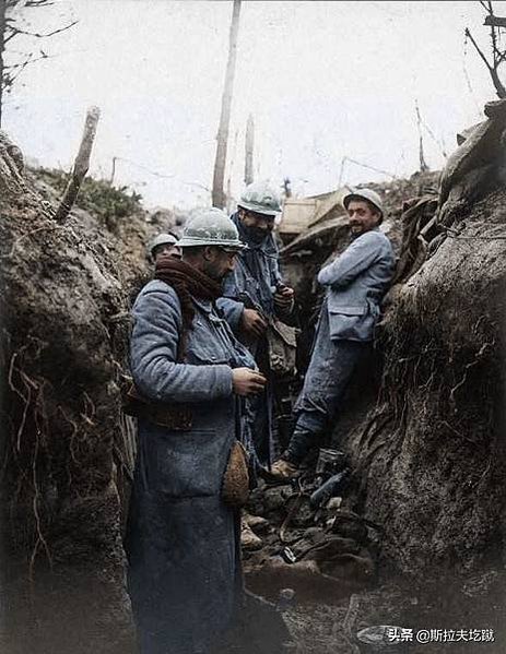 法國亞德里安鋼盔1915年/普魯士軍盔在1842年“尖頂帽”