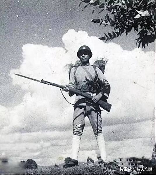 法國亞德里安鋼盔1915年/普魯士軍盔在1842年“尖頂帽”